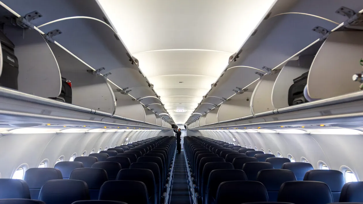 Panică pe aeroportul din Băneasa! Pasagerii Wizz Air au fost evacuați, după ce o flacără a apărut sub avion