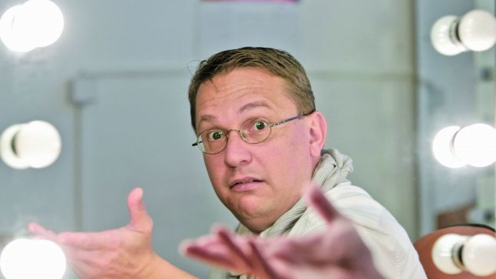 Momente de panică la Teatrul de Comedie! Actorul MARIUS FLOREA VIZANTE, transportat de urgenţă la spital după ce i s-a făcut rău înaintea spectacol