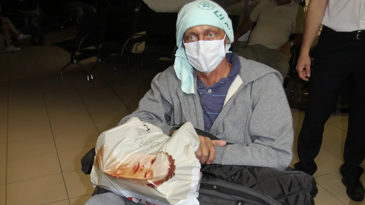 A petrecut cu masca pe fata si cu banane. Actorul Mircea Anca a participat la prima sa petrecere de cand a scapat de leucemie