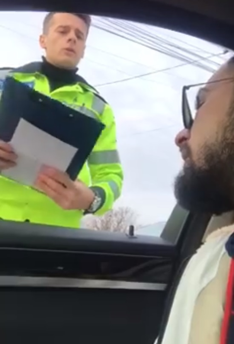Șoferul unui BMW a vrut să-i denigreze pe polițiștii care l-au tras pe dreapta și s-a filmat. În realitate, s-a făcut de râs grav