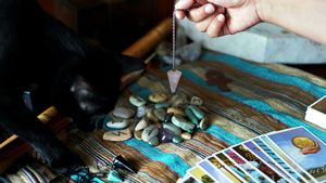 Horoscop rune azi, 28 februarie 2026. Moștenitorii destinului: zodia care primește bani sau o veste neașteptată chiar azi