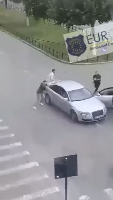 Scene extrem de violente în Craiova, unde două clanuri s-au bătut în trafic cu bâte și cuțite! Mai multe persoane au ajuns la spital