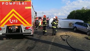 Accident înfiorător în Dâmbovița: un microbuz cu elevi s-a răsturnat după ce s-a izbit de o mașină: 2 morți și 9 răniți | VIDEO