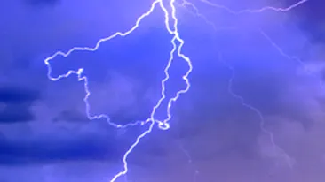 O casa din Craiova a luat foc dupa ce a fost lovita de un fulger