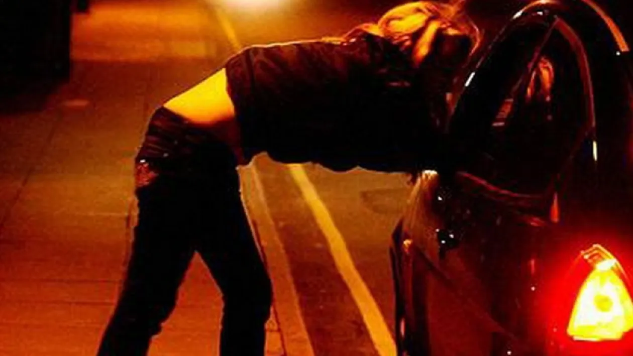 Ce i-a făcut o prostituată unui bărbat din Dej: l-a tâlhărit în cimitir de banii de la păcănele!