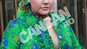Doar "arderea" surplusului de 30kg, i-ar mai putea reda zambetul! Din bomba sexy s-a transformat in "Miss XXL"! Acum se lupta cu depresia si trage din greu sa slabeasca privindu-si disperata fotografiile de acum un an