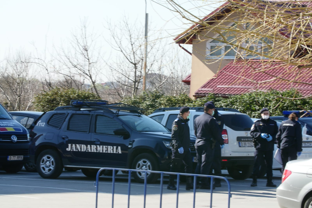 Poliția din București escortează autocarele cu români veniți din zonele cu risc de coronavirus. Oamenii vor intra în carantină