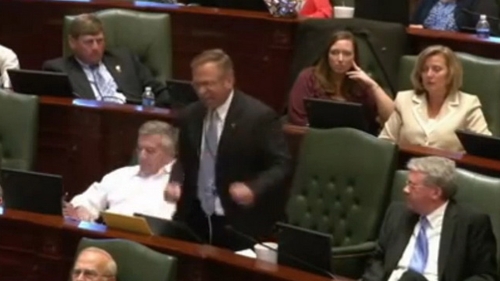 Cel mai nervos politician din lume! A facut o CRIZA DE NERVI cand l-au pus sa citeasca un proiect de lege de 200 de pagini! VIDEO