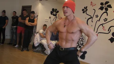 Baietii cu patratele s-au batut pentru cel mai sexy job ! Imagini fierbinti de la un casting de striptease