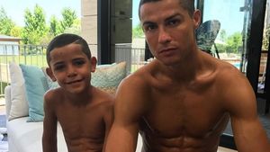 Cristiano Ronaldo şi iubita lui însărcinată, prima imagine cu unul din gemeni! Fotbalistul e vrăjit de bebeluş