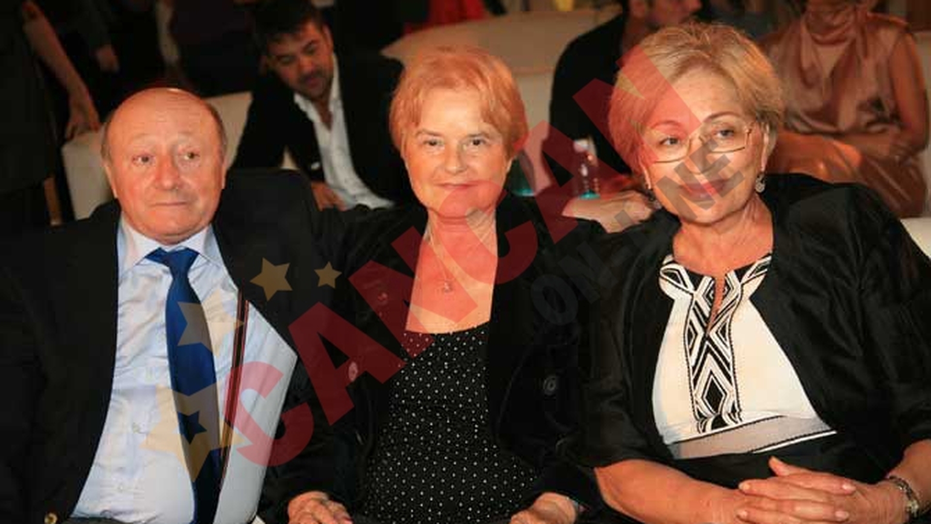 Sotia lui Gheorghe Dinica, in vacanta cu colegii sotului ei