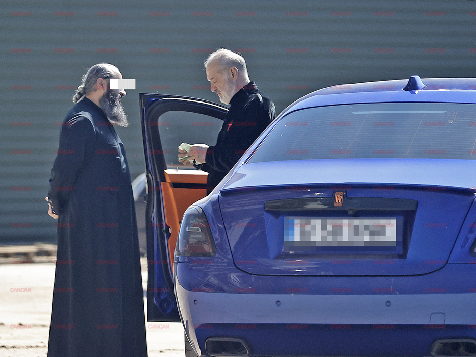 Becali pare mulțumit de serviciile preotului