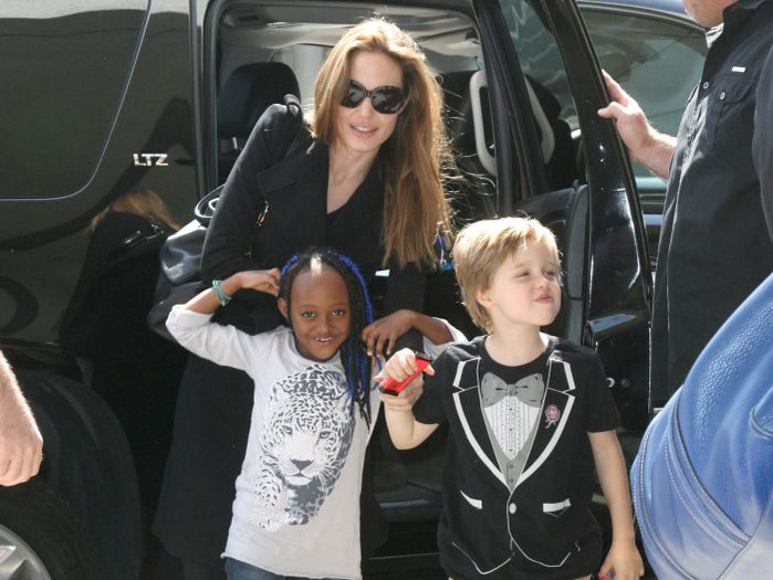 Angelina Jolie a vorbit despre cum decurge viaţa sa după divorţul de Brad Pitt. „Important e să plâng în duş, nu în faţa copiilor!”