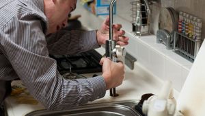 Ce salariu are un electrician sau un instalator în 2025, conform REGES/REVISAL