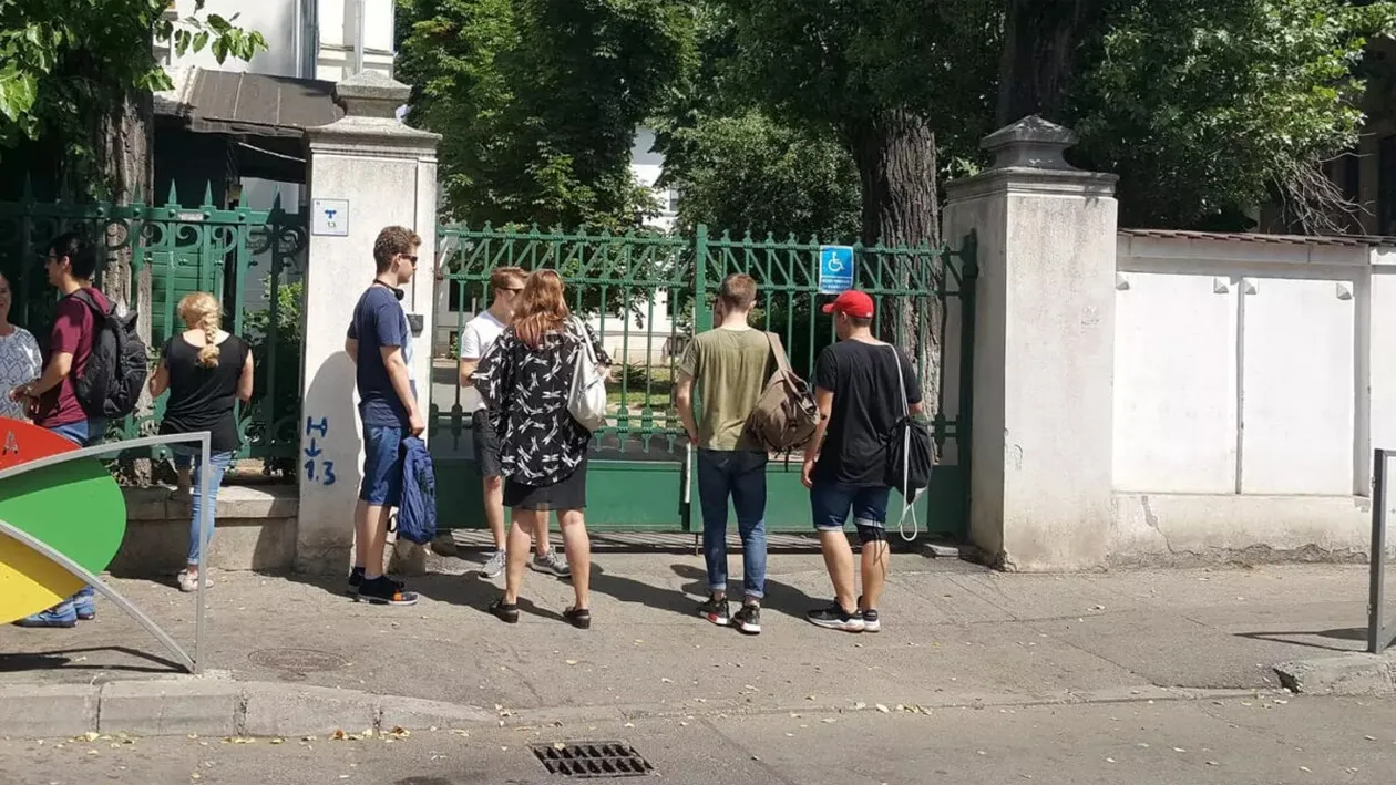 Reacția suburbană a unui elev din Iași, după ce i-a picat Caragiale la Bacalaureat: Sunt foarte nervos acum, îmi vine să bat pe cineva!