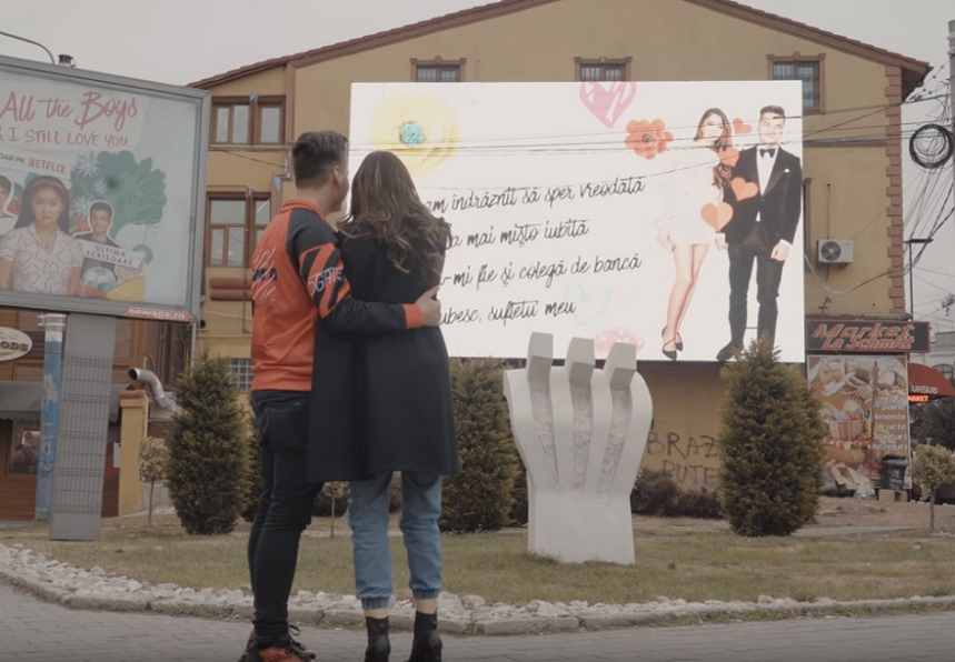 Selly a demonstrat că este numărul 1! I-a făcut iubitei o surpriză ca în filme, de Ziua Îndrăgostiților: „Îmi tremură picioarele”