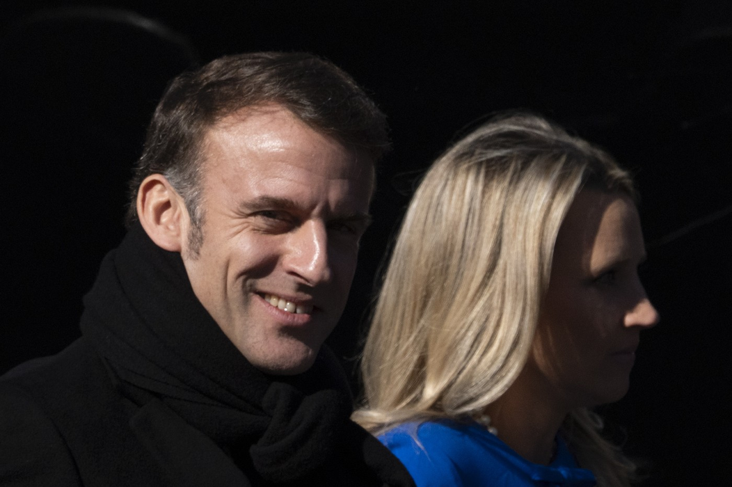 Președintele Emmanuel Macron al Franței și șefa de protocol a Casei Albe, Monica Crowley, părăsesc aripa de vest pentru a se întoarce la Blair House după întâlnirile cu președintele Statelor Unite, Donald Trump, la Casa Albă din Washington, DC, luni, 24 februarie 2025. Foto: Profimedia