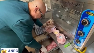 Piedone a rămas fără cuvinte. Unde și-au lăsat ciorapii murdari angajații unui restaurant bucureștean. Șeful ANPC a închis imediat localul