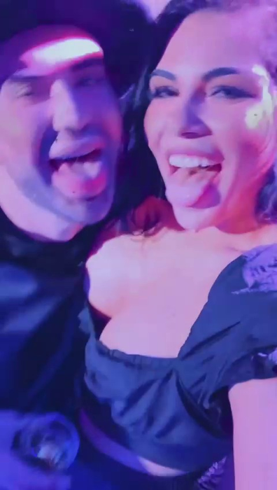 Dudu Conchita s-a sărutat cu o brunetă sexy, în club