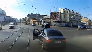 BMW-ul împins de tramvai, fotografie pe străzile din București! Cât de avariat este bolidul