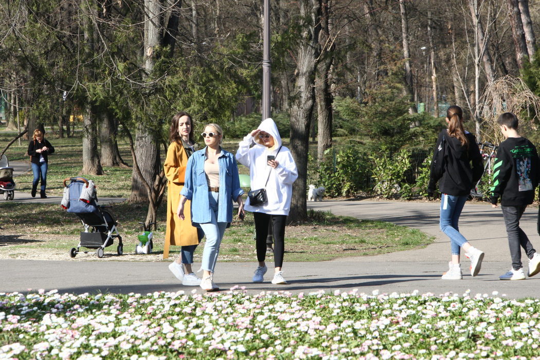 Alexandra Stan și două prietene ale ei au ieșit la o plimbare în parcul Herăstrău