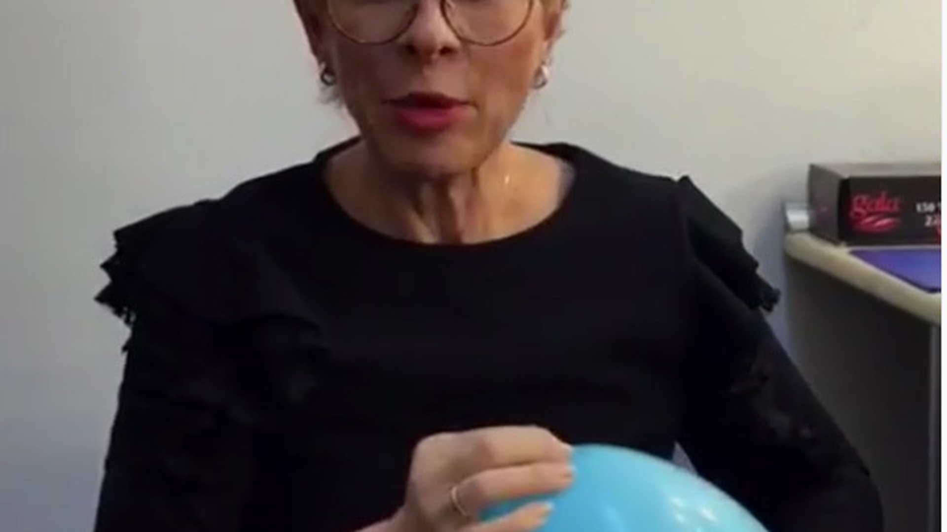 Teo s-a filmat după ce a golit un balon cu heliu! Cât de haioasă este vocea prezentatoarei TV!