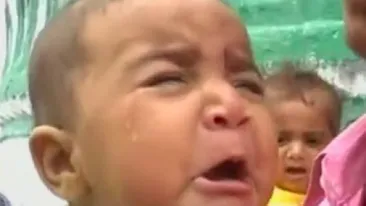 VIDEO socant si cutremurator! Ritual barbar reluat in India! Zeci de copii cu varste fragede sunt aruncati de la zece metri inaltime pentru a avea noroc in viata!