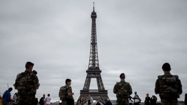 Scene de groază la Paris! Atac la Turnul Eiffel