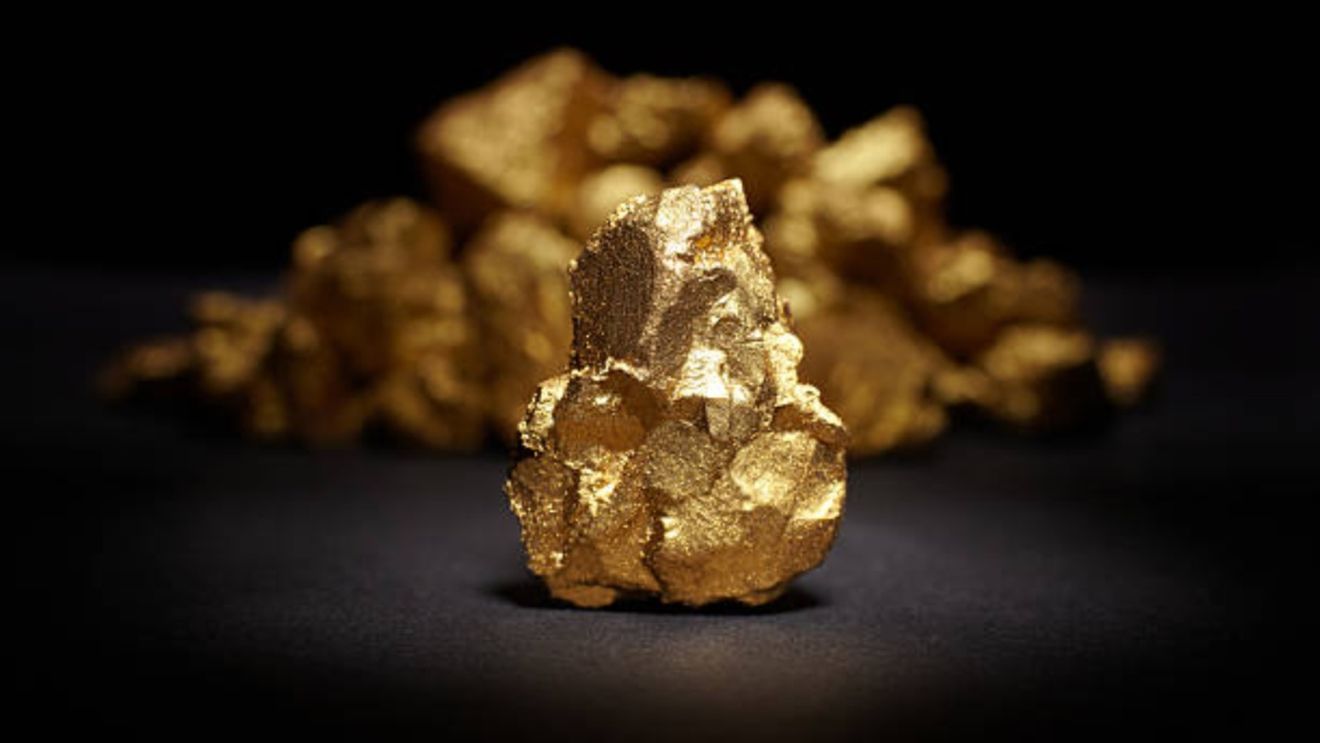 Cât costă un gram de aur pe 5 martie! Leul pierde tot mai mult din putere în fața dolarului american