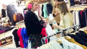 Jojo infloreste pe zi ce trece. S-a dus la mall la cumparaturi, dar a ras minute in sir cu o prietena, printre raioane