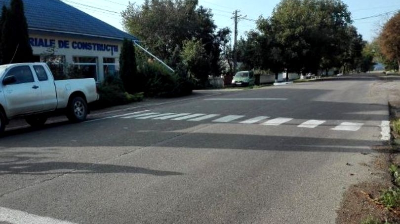 Un botoșănean a trasat cu bidineaua propria trecere de pietoni. Care a fost reacția polițiștilor