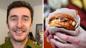 Suma uriașă plătită de acest tânăr, după o noapte în oraș cu băieții, pentru un simplu burger. Ireal câți bani a dat, din greșeală