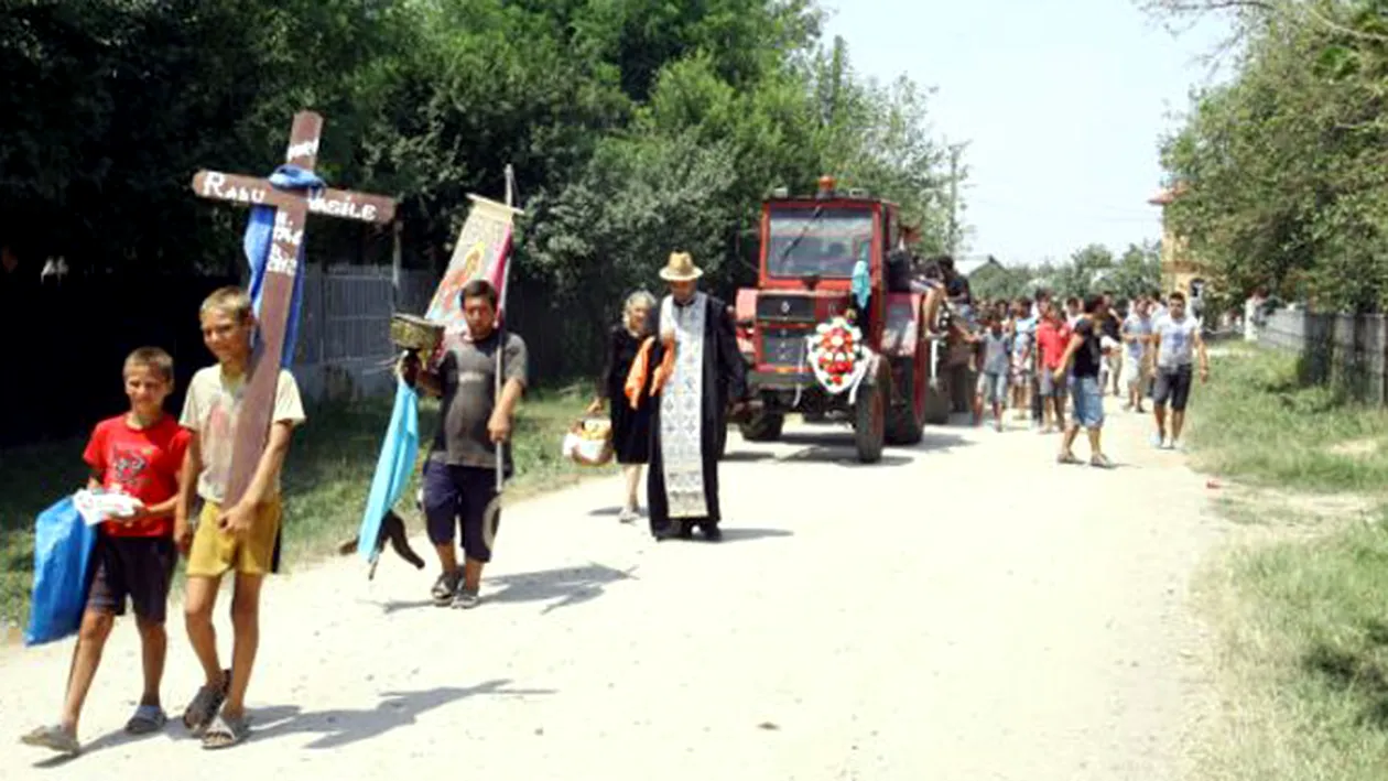 Tamango dus la groapa cu tractorul: I-ar fi placut lui o limuzina, dar familia n-a avut bani nici de tamaie