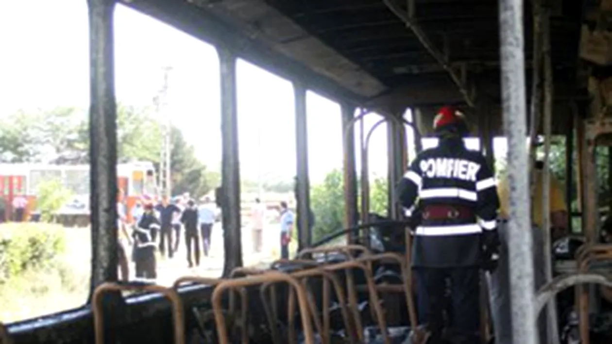 Un tramvai a luat foc si a ars aproape in intregime la marginea Craiovei!
