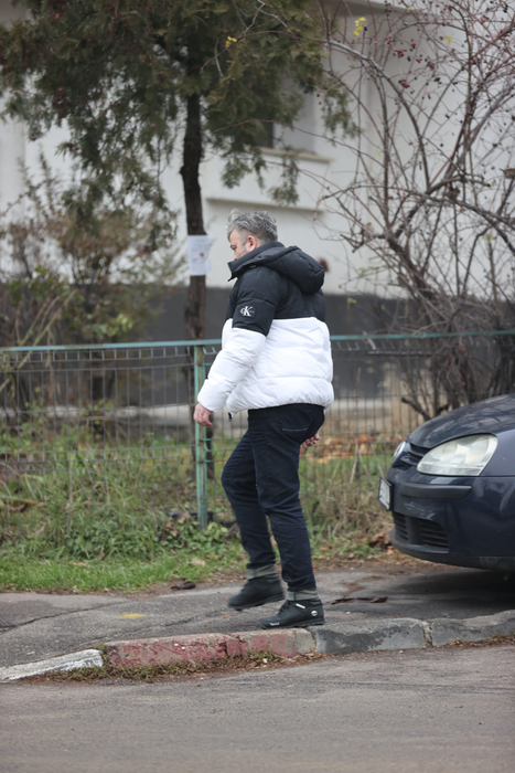 Radu Onișoru se îndreaptă către blocul Simonei/Sursă foto: CANCAN.RO