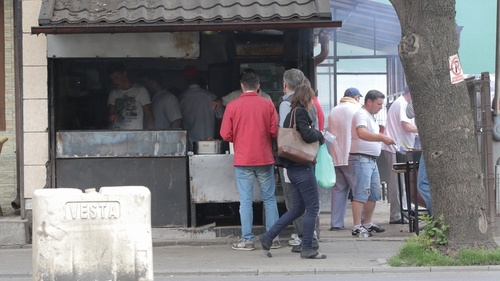 Cat costa un mic de 1 Mai! Romanii au luat cu asalt terasele si restaurantele!