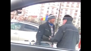 Imagini uluitoare într-o parcare din București! Un bărbat în scaunul cu rotile se ridică și-l amenință pe polițist: ”Ți-o dau, du-te-n #$%@...” VIDEO