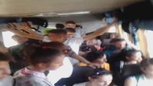 Bataie de joc in microbuzul-conserva! Un sofer din Dambovita inghesuie 60 de copii pe 18 locuri!