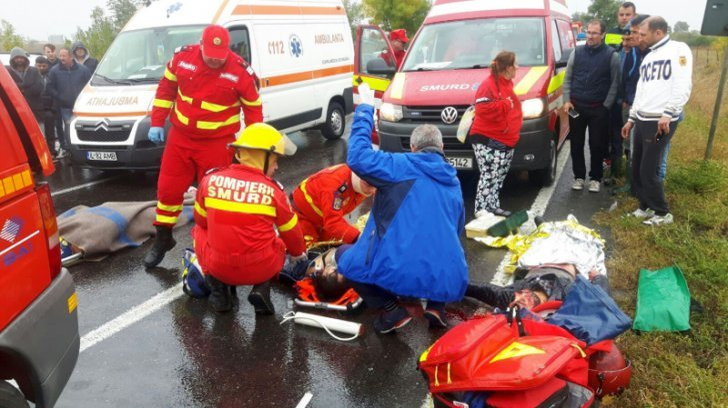 Accident teribil pe DN 2. Patru maşini implicate, un mort şi 14 răniţi. Patru persoane sunt încarcerate