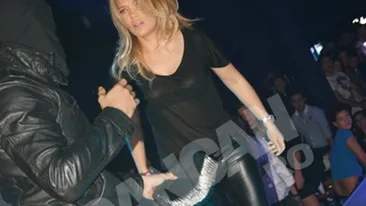 VIDEO Momente pline de suspans! Gina Pistol atacata de un raufacator si impuscata pe podium!