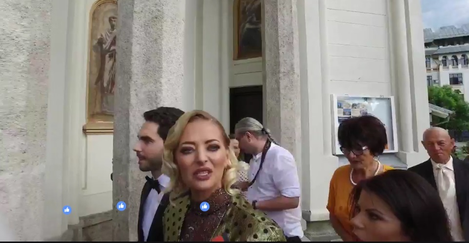 Oana se căsătoreşte religios, iar naşi îi vor fi chiar sora şi cumnatul ei