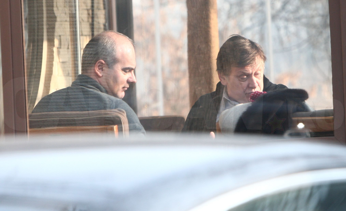 Pun la cale salvarea partidului după dezastrul din alegeri? Imagini exclusive! Cel mai apropiat jurnalist de preşedinte, întâlnire secretă cu ex-şeful PNL!