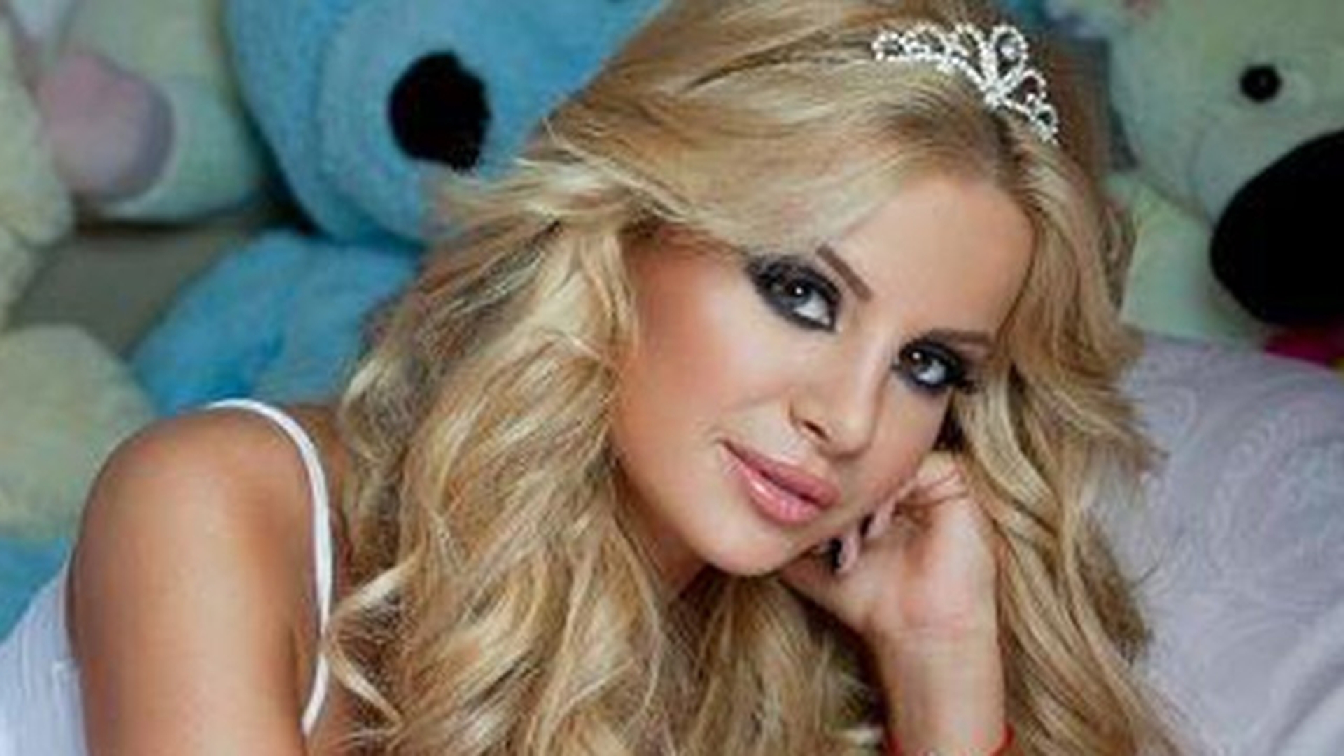 Marina Dina nu suportă hainele "plictisitoare". Fosta asistentă şi-a innebunit fanii cu o tinută care-i lasă la vedere picioarele