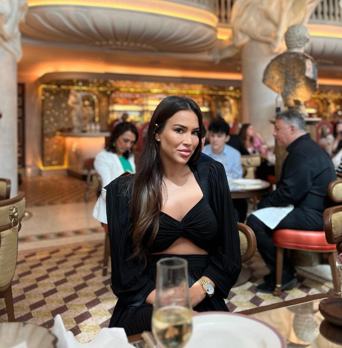 Ea e Alexandra Popescu, femeia care i-a ”spart” casa lui Bogdan Stancu. E prezentatoare TV