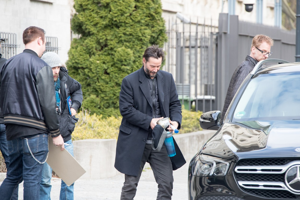 Keanu Reeves surprins în timp ce iese din hotelul său și dă autografe fanilor ( foto Profimedia )