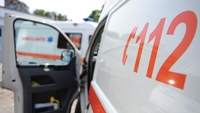 Un tânăr de 30 de ani a murit în fața blocului în care locuia. Trecătorii au dat alarma