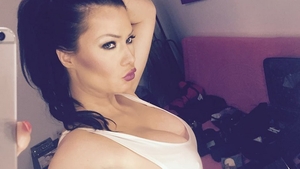 SIMONA SENSUAL a apărut la TV cu sfârcurile la vedere! Ţoţi s-au uitat în ”ochii” ei
