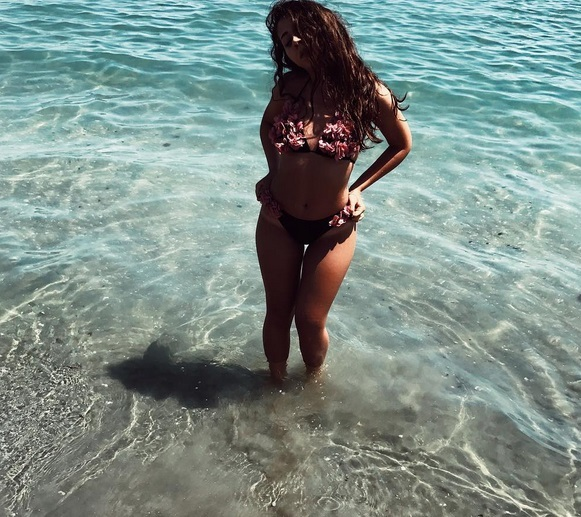 Nicole Cherry, pictorial fierbinte la malul mării după ce a scăpat de BAC! Şi-a pus costumul de baie şi a dat tot ce are mai bun