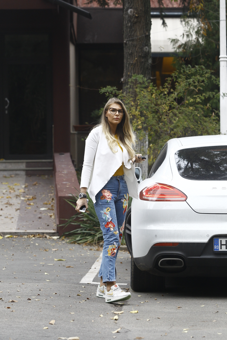 Mădălina Enache, lângă noua ei maşină, un Porsche Panamera