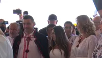 Ținuta inedită pentru care au optat George Simion și Ilinca Munteanu la nuntă. Rochia miresei i-a lăsat pe toți muți de uimire
